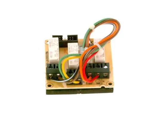 BOSCH Leiterplatte mit mehreren Relais und farbigen Kabeln zur elektrischen Verbindung, montiert auf einer Platine.